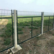 Paneles de metal cerca de malla de alambre de granja de ovejas